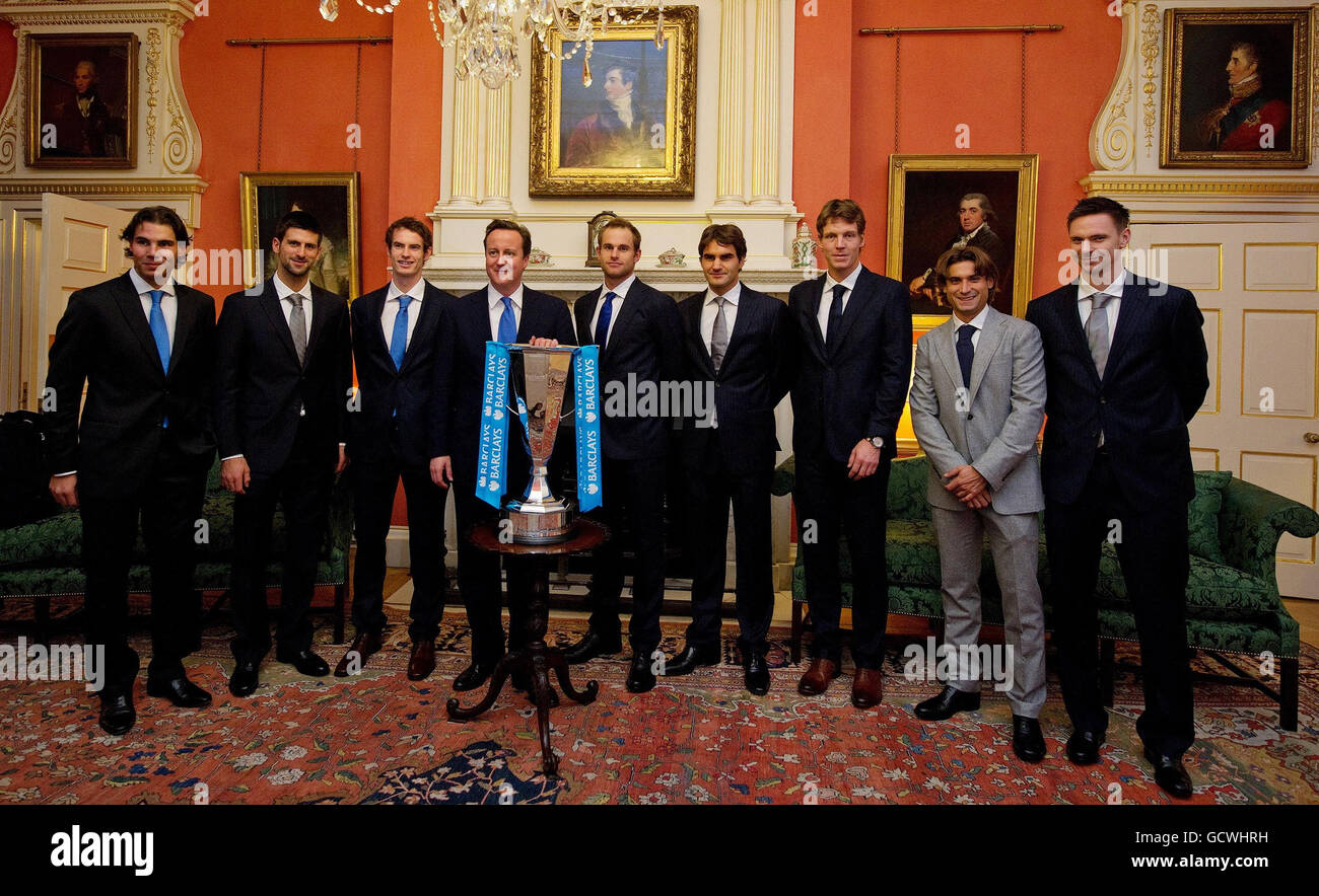 Der britische Premierminister David Cameron (3. Links) posiert vor der ATP World Tour Finals Trophäe für Fotografen, mit den Anwärtern Rafael Nadal (links), Novak Djokovic (2. Links), Andy Murray (3. Links), Andy Roddick (Mitte), Roger Federer (4. Rechts), Tomas Berdych (3. Rechts), David Ferrer (2. Rechts), Und Robin Soderling (rechts), in der Downing Street 10 im Zentrum von London. Stockfoto