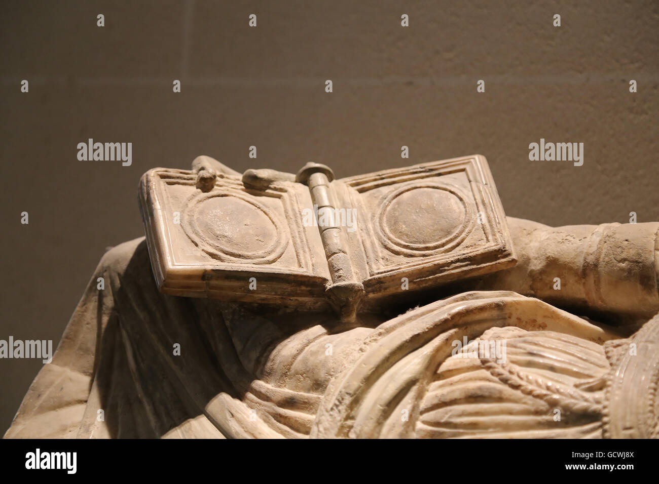 Etruskische Urne zurückzuführen. 2. Jahrhundert vor Christus. Von Volterra, Italien. Weibliche Figur hält einen Spiegel-Fall (verstorben). Detail-Spiegel. Louv Stockfoto