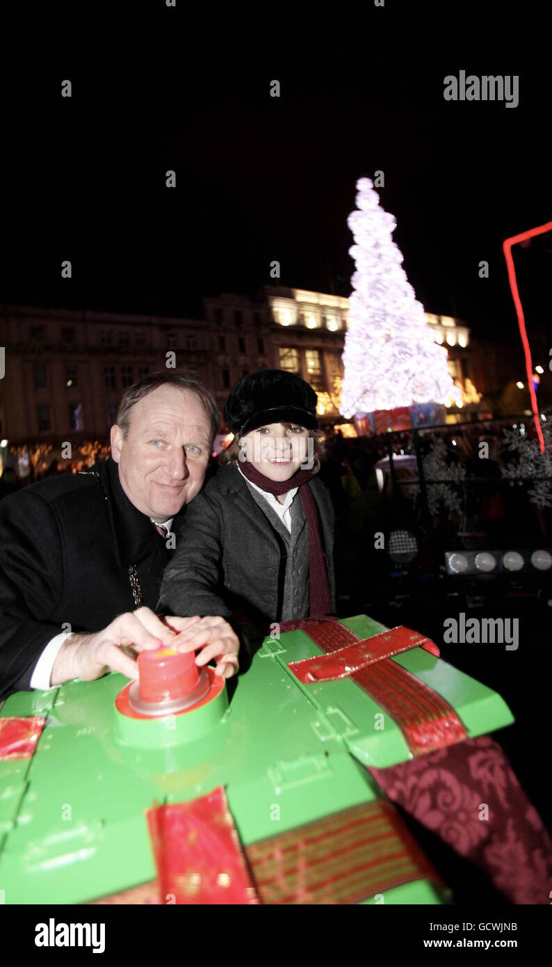 Der Oberbürgermeister von Dublin, Gerry Breen mit Tiny Tim (Darren Dickson) bei der offiziellen "Unwrap Dublin"-Veranstaltung. Stockfoto