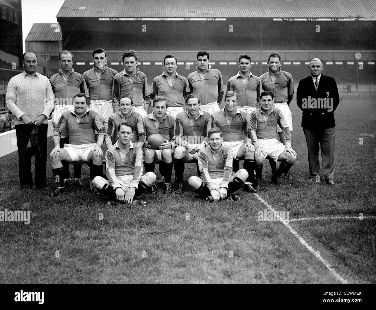 Harlekin-Team-Gruppe. (Hintere Reihe, l-r) Unbekannt, WR Grimsdell, TC Miller, GP Vaughan, RAM Whyte, NA Labuschagne, K Pontin, EIN Mainwaring. (Mittlere Reihe, l-r) DL Sanders, da Barker, RM Bartlett (Kapitän), IDS Beer, WPC Davies, CG Woodruff. (Sitzend l-r) JR Simons & JJ Gardner Stockfoto