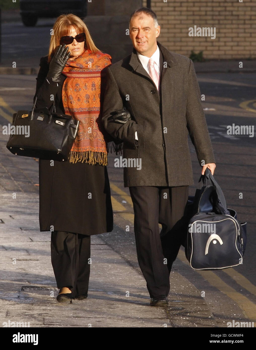 Tommy und Gail Sheridan kommen am High Court in Glasgow an, wo sie vor Gericht gestellt werden, weil sie während Sheridan's erfolgreicher Verleumdungsklage gegen die Zeitung News of the World 2006 unter Eid gelogen haben. Stockfoto