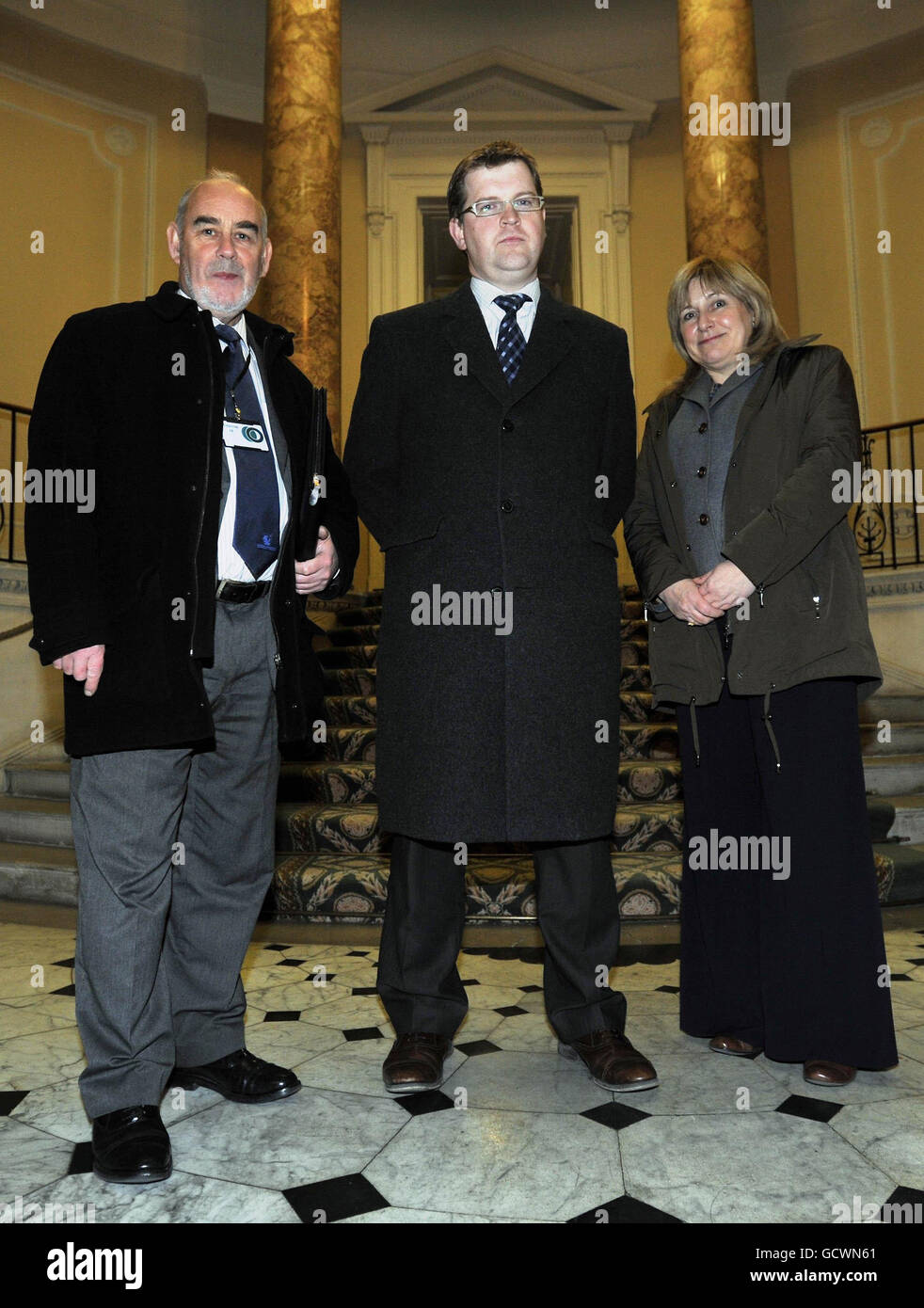 (Von links nach rechts) George McIntyre, Calum MacPherson und Lesley Anne Parker, die Delegation der Moray Task Force, im schottischen Büro im Londoner Whitehall, wo sie mit Beamten zusammentrafen, um die wirtschaftlichen Auswirkungen zu diskutieren, die die Schließung der RAF-Stützpunkte des Gebiets haben würde. Stockfoto