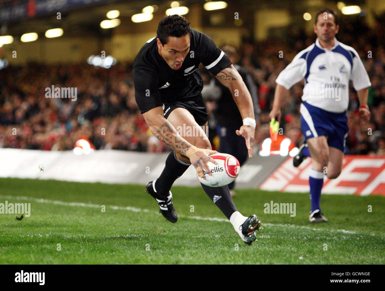 Der neuseeländische Hosea Gear versucht beim Investec Perpetual Series-Spiel im Millennium Stadium in Cardiff gegen Wales. Stockfoto