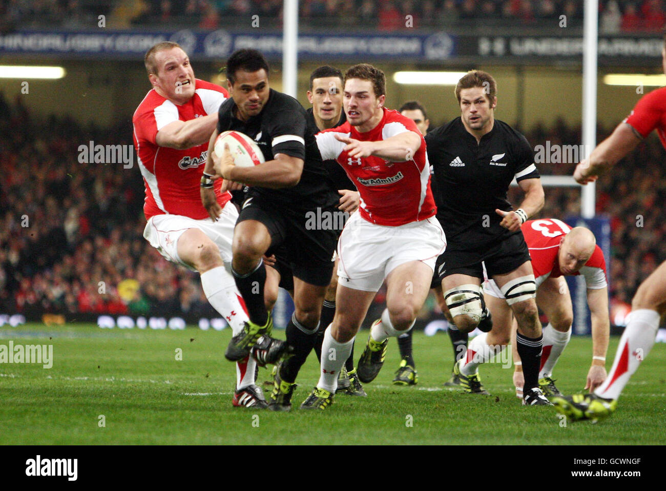 Die Neuseeländerin Isaia Toeava durchbricht die walisischen Gethin Jenkins und George North, um Hosea Gear während des Investec Perpetual Series-Spiels im Millennium Stadium in Cardiff zu versuchen. Stockfoto
