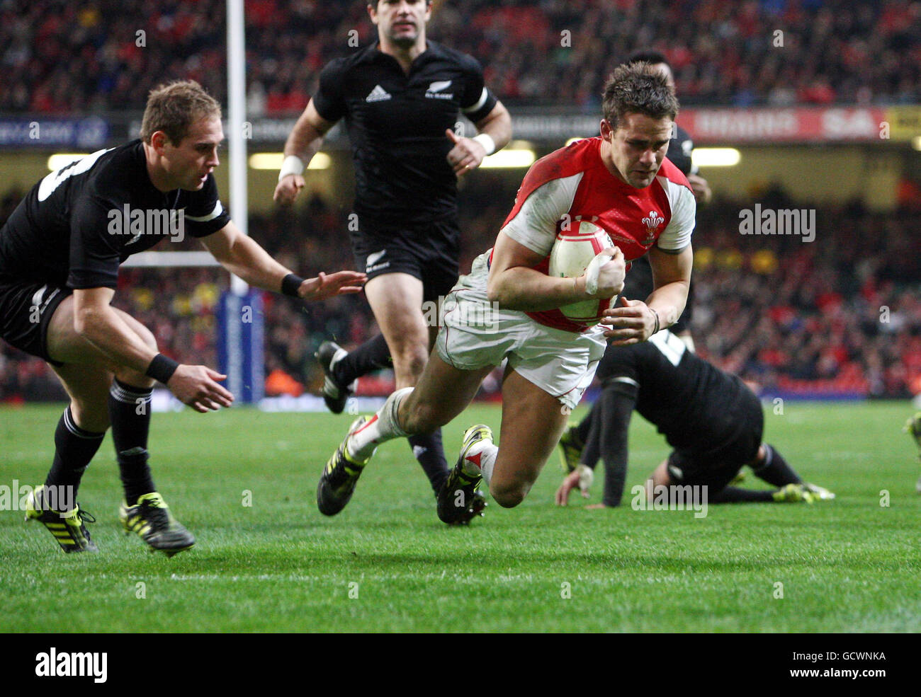 Lee Byrne von Wales geht beim Investec Perpetual Series-Spiel im Millennium Stadium in Cardiff für einen Troststand gegen Neuseeland an die Reihe. Stockfoto