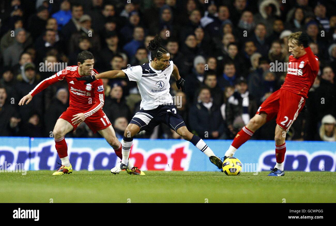 Benoit Assou-Ekotto (Mitte) von Tottenham Hotspur kämpft um den Ball Liverpools Maxi Rodriguez (links) und Leiva Lucas Stockfoto