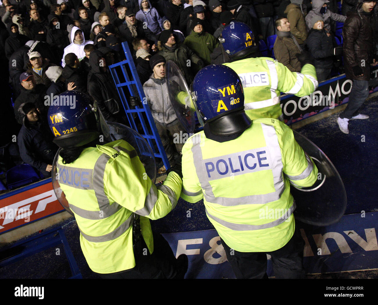 Fußball - Carling Cup - Viertelfinale - Birmingham City / Aston Villa - St Andrews' Stadium. Die Polizei von Riot verdrängt die Fans von Birmingham City, als sie in Vollzeit auf das Spielfeld einmarschieren Stockfoto