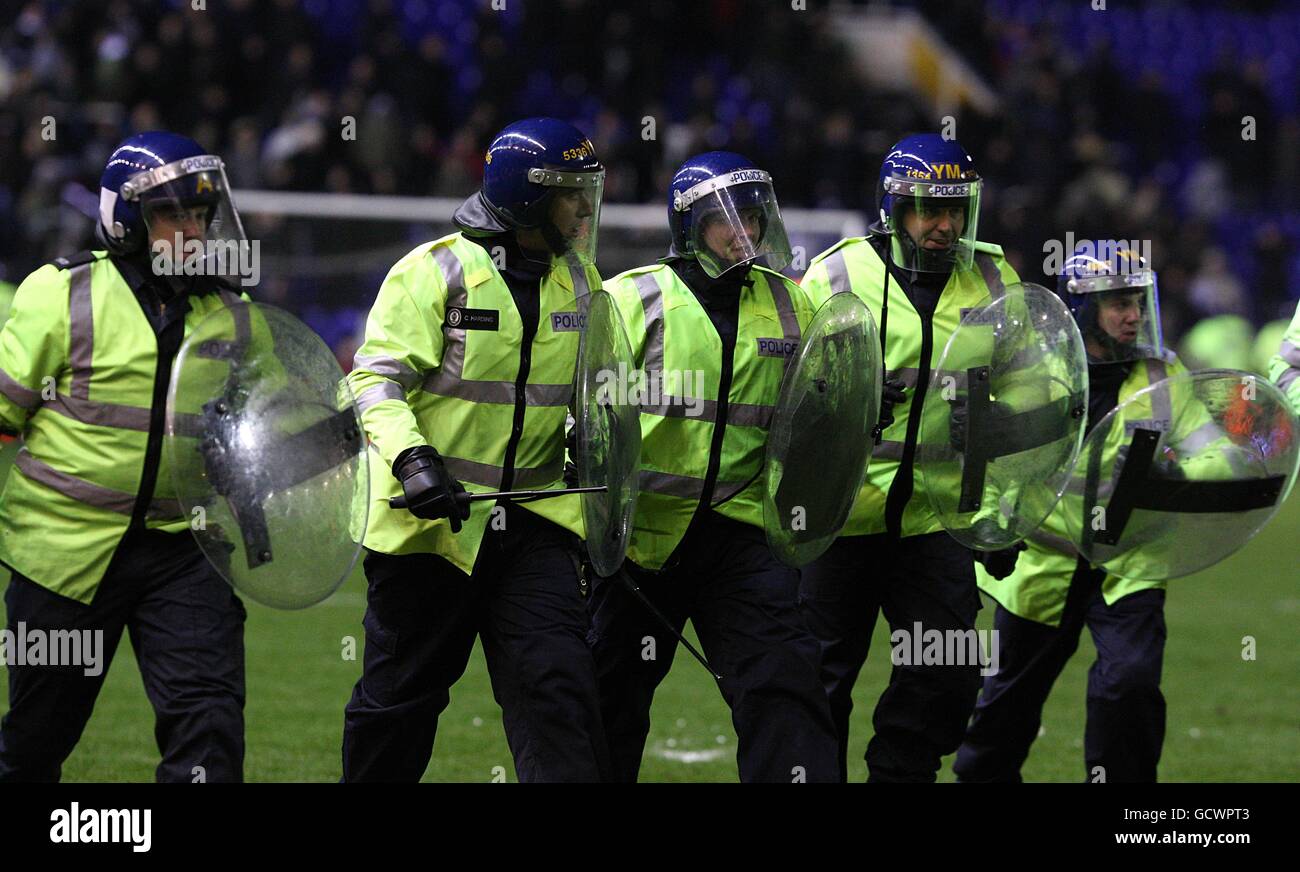 Fußball - Carling Cup - Viertelfinale - Birmingham City / Aston Villa - St Andrews' Stadium. Die Polizei von Riot steht auf dem Spielfeld, als sie die Fans von Birmingham zurückdrängen, die Vollzeit in das Spielfeld einmarschierten Stockfoto