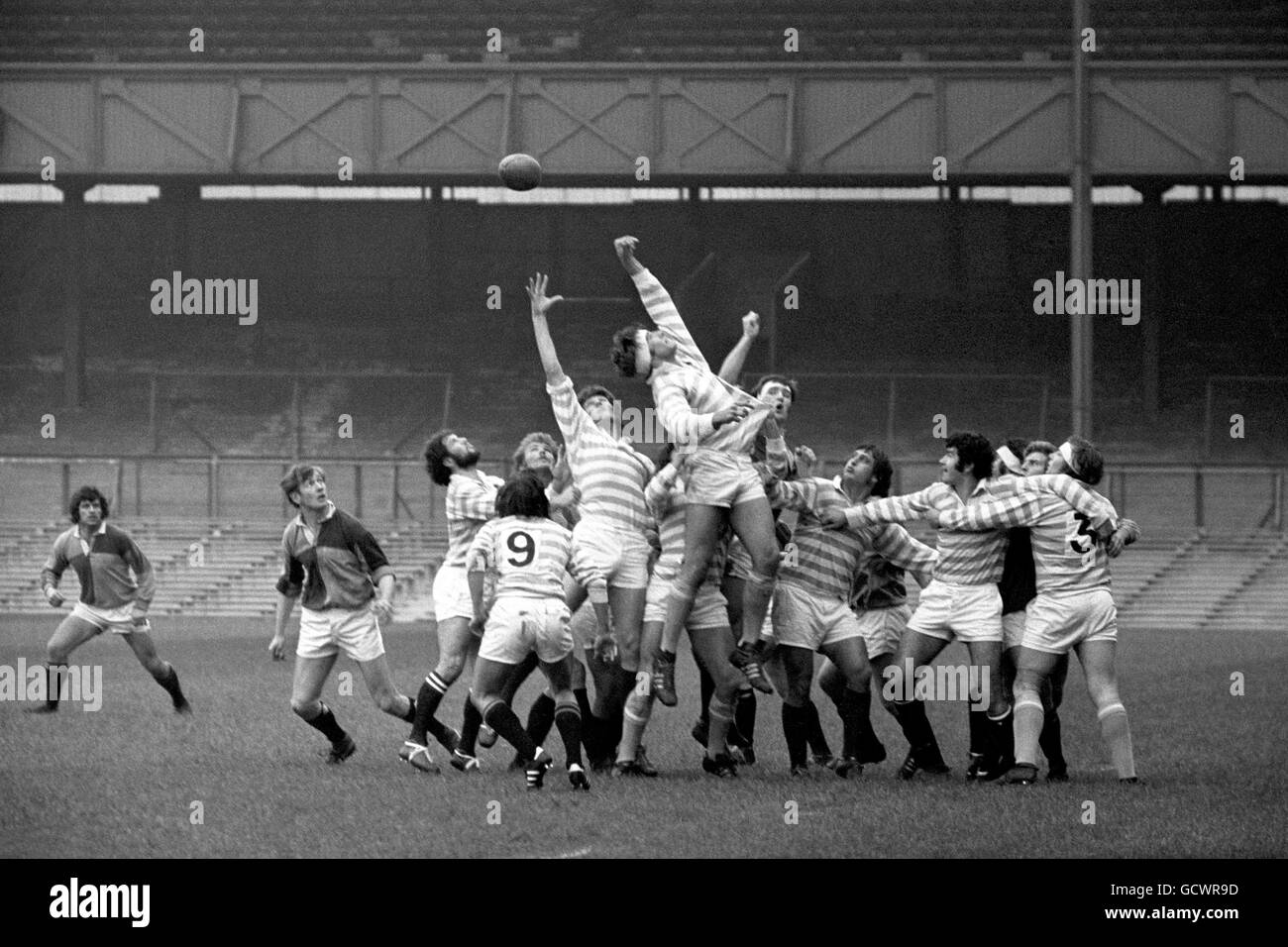 Rugby Union - Harlequins / Cambridge University - Twickenham. Cambridge sucht während einer Line-Out-Reihe Besitz zu erlangen Stockfoto