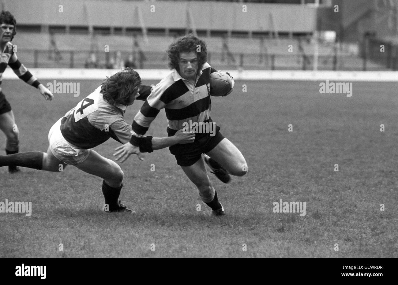 Rugby Union - Harlequins / Cardiff - Twickenham. Harlekine Flügelspieler C Lambert versucht, einen Bruch durch seine Gegenzahl D Thomas zu vereiteln Stockfoto
