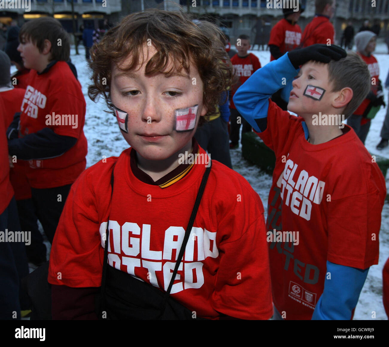 Kleine Kinder in Manchester reagieren, wie sie auf der großen Leinwand die England 2018 WM Gebot scheitern mit siegreichen Gebot geht nach Russland während der 2018/22 WM Gastgeber Ankündigung Veranstaltung im Deansgate, Manchester. Stockfoto