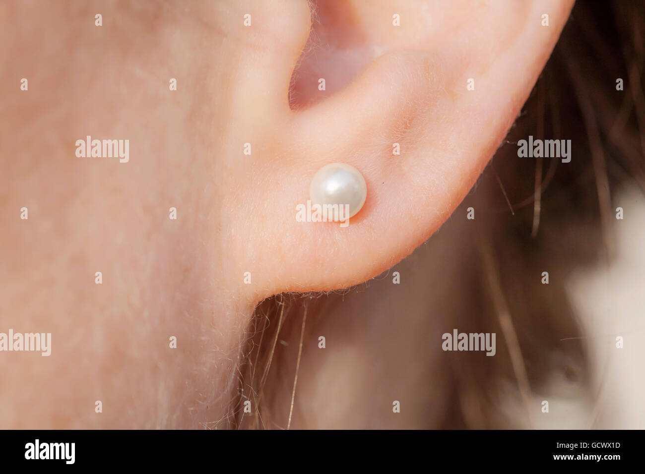 Weibliche Ohr tragen Runde weiße Perle Ohrring Stockfoto