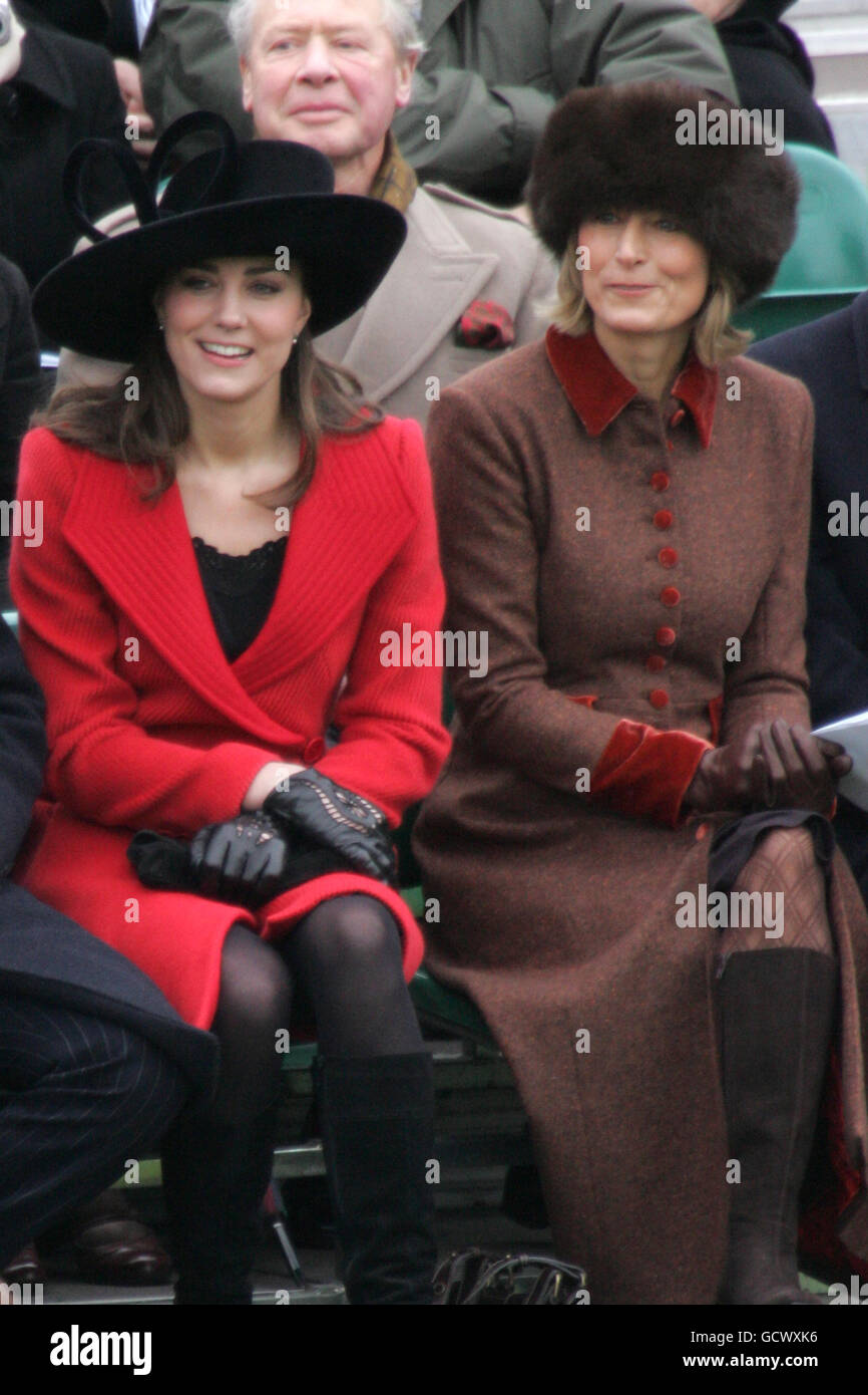 Prinz Wilhelms Freundin Kate Middleton (l.) mit ihrer Mutter Carole auf dem Paradeplatz am Royal Military College, Sandhurst, für die heutige Sovereign's Parade. Stockfoto