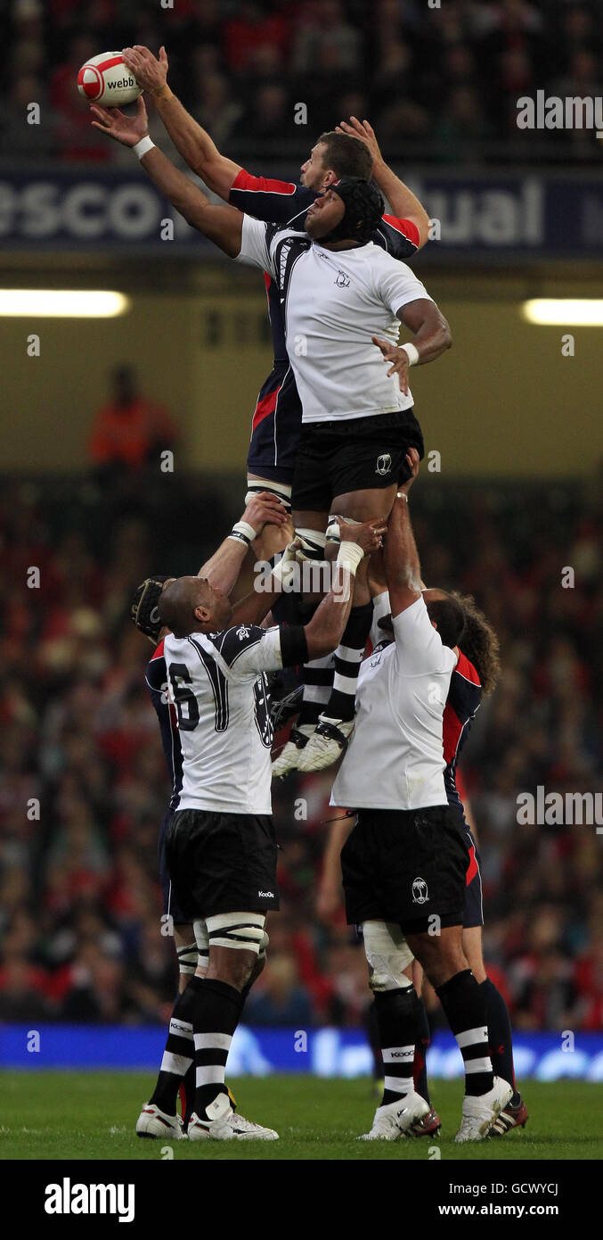 Rugby Union - Investec Perpetual Series 2010 - Wales / Fidschi - Millennium Stadium. Wales Deibiol Jones und Fidschi's Jone Qovu bestreiten während des Investec Perpetual Series-Spiels im Millennium Stadium, Cardiff, ein Lineout. Stockfoto