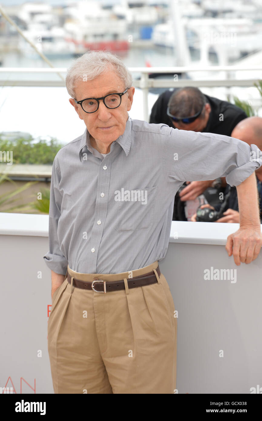 CANNES, FR - 11. Mai 2016: Regisseur Woody Allen bei dem Fototermin für "Cafe Society" auf dem 69. Festival de Cannes. Stockfoto