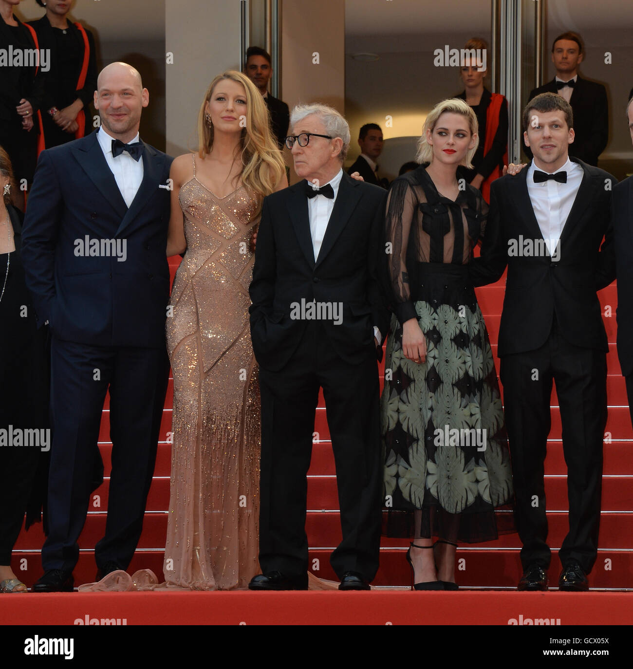 CANNES, FR - 11. Mai 2016: Regisseur Woody Allen mit Schauspieler Jesse Eisenberg, Kristen Stewart, Blake Lively & Corey Stoll bei der Gala-Premiere von Woody Allens "Cafe Society" auf dem 69. Festival de Cannes. Stockfoto