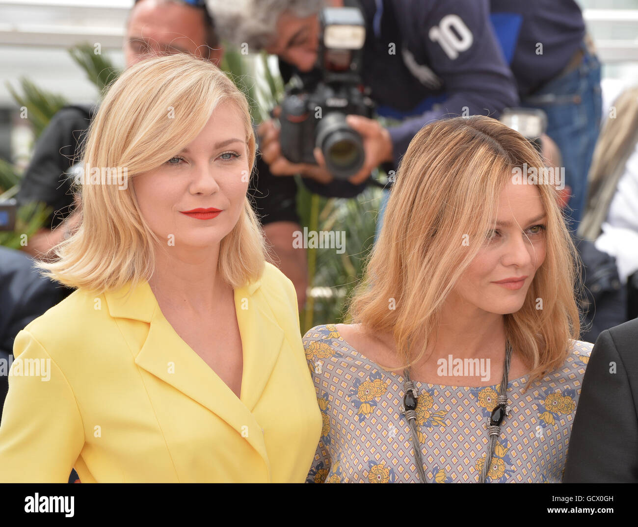 CANNES, FR - 11. Mai 2016: Schauspielerinnen Kirsten Dunst & Vanessa Paradis auf der Fototermin für die Jury auf dem 69. Festival de Cannes. Stockfoto