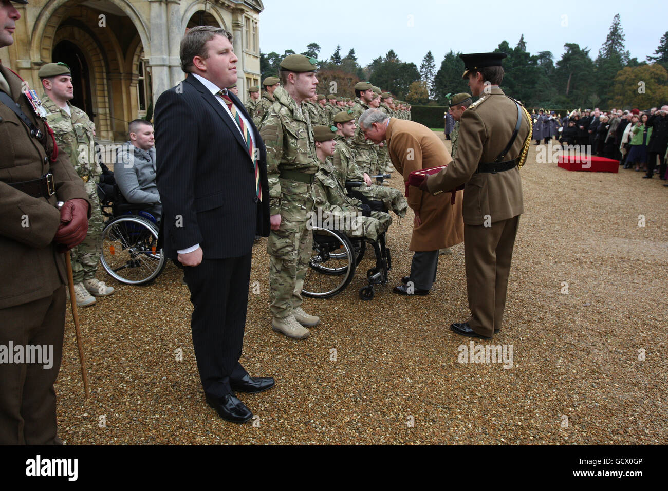 Dienstpersonal des 1. Batallions das Mercian Regiment, einschließlich Privat Mitchell Tyler (links in Zivilkleidung) warten auf die Übergabe mit Afghanistan-Wahlkampfmedaillen durch den Prinz von Wales Geschenke während einer Zeremonie für die , im Sandringham House, Norfolk. Stockfoto