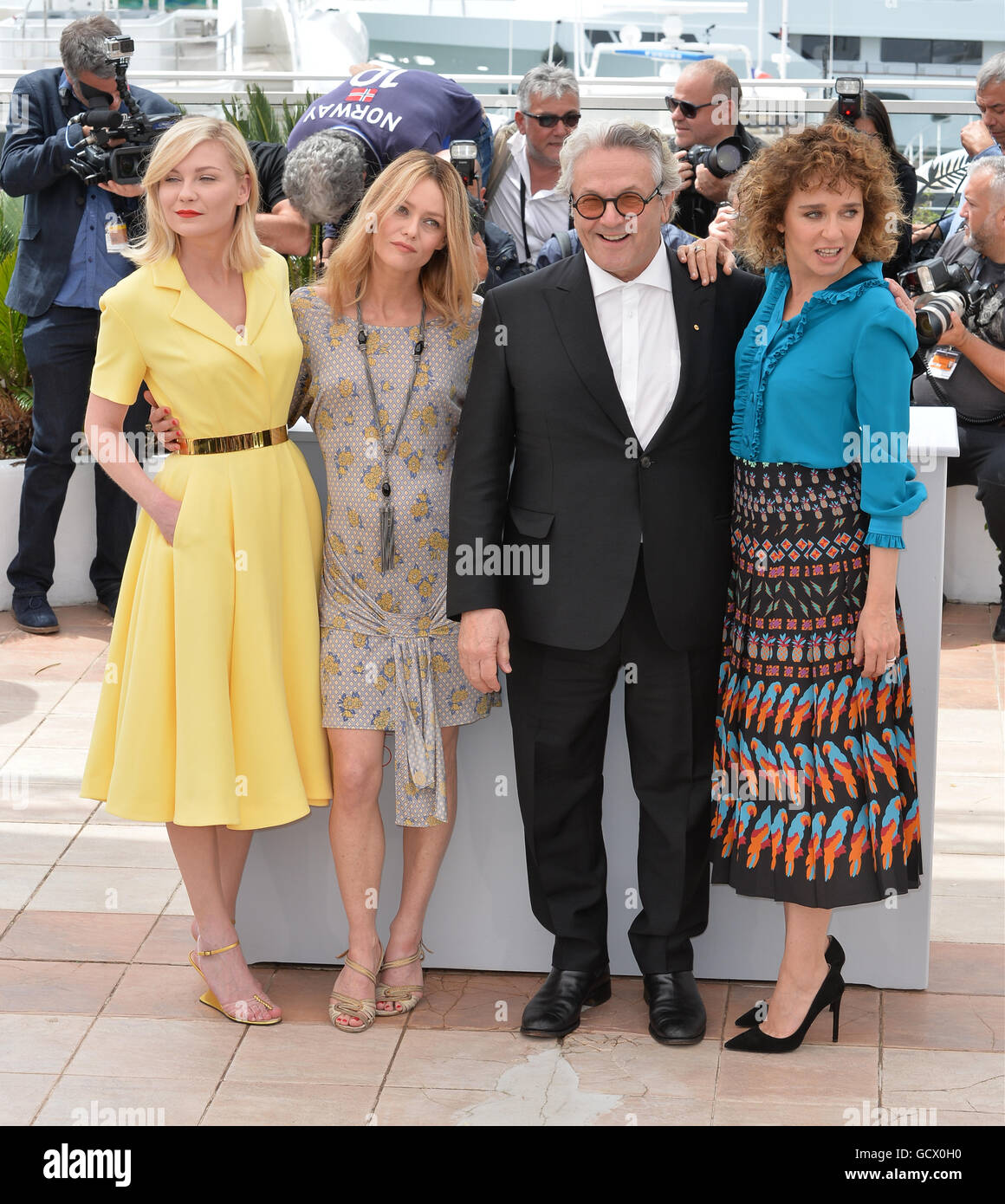 CANNES, FR - 11. Mai 2016: Schauspielerinnen Kirsten Dunst, Vanessa Paradis, Valeria Golino mit Regisseur George Miller bei der Fototermin für die Jury auf dem 69. Festival de Cannes. Stockfoto