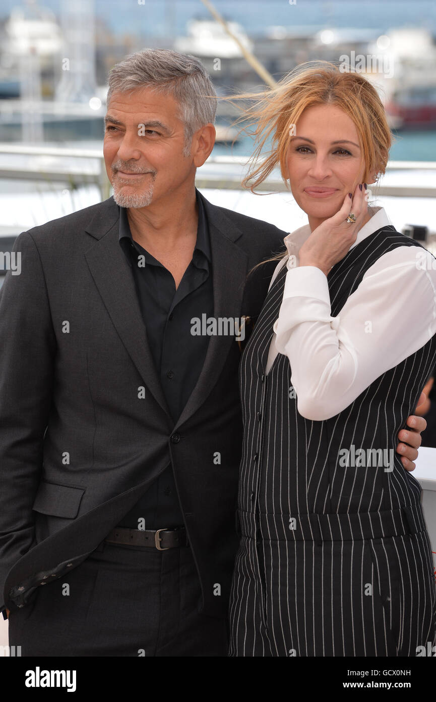 CANNES, FR - 12. Mai 2016: Schauspieler George Clooney & Julia Roberts bei der Fototermin für "Geld Monster" auf dem 69. Festival de Cannes. Stockfoto