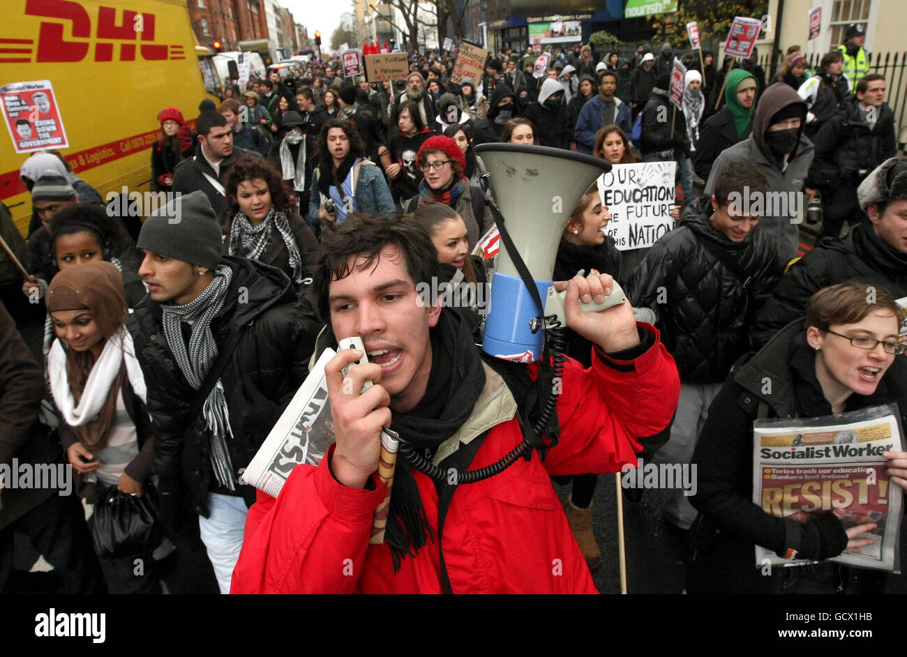 Mark Bergfeld vom Education Activist Network führt eine Demonstration gegen die vorgeschlagene Erhöhung der Studiengebühren im Zentrum von London an. Stockfoto