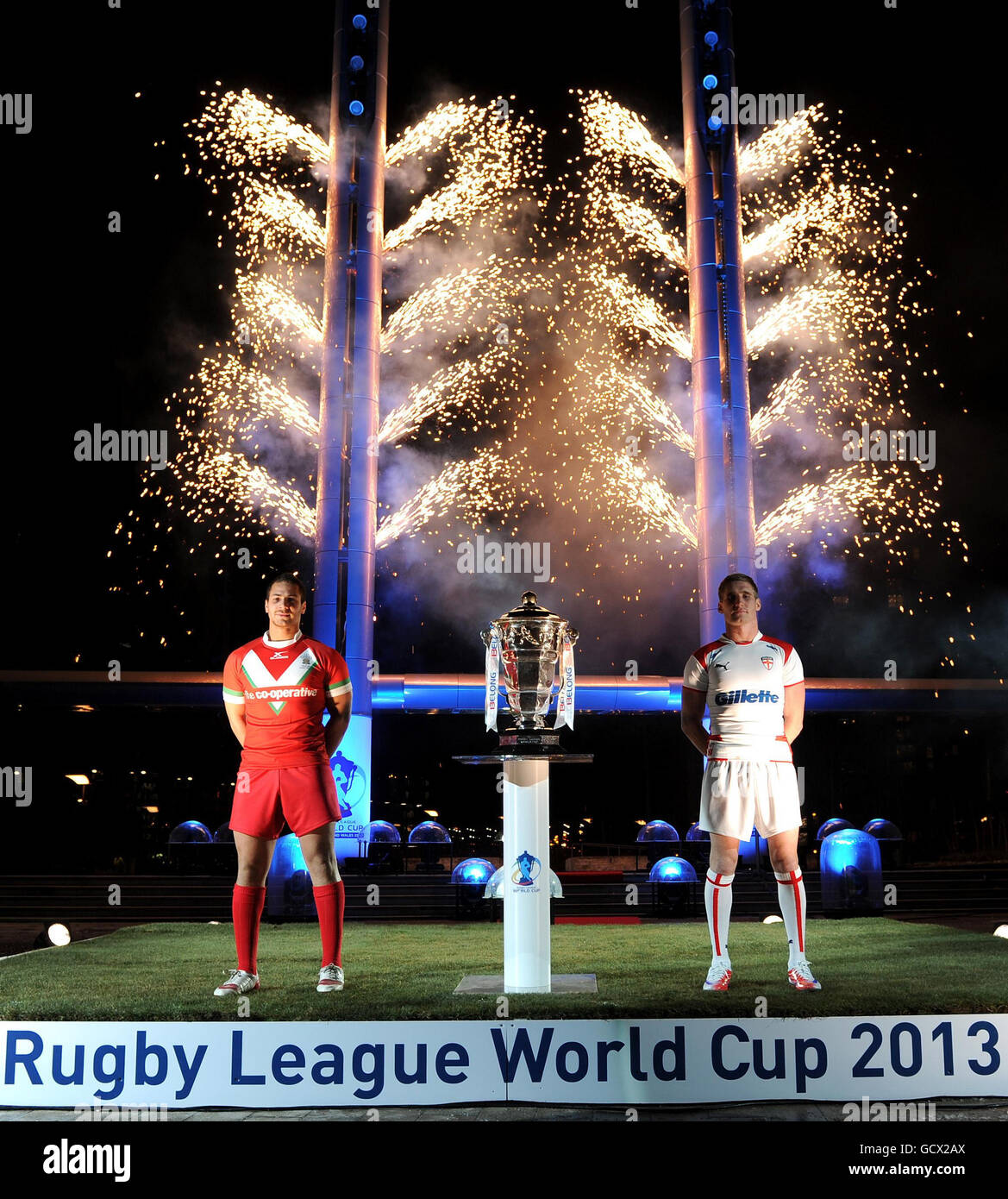 England's Sam Tomkins (rechts) und Wales' Lloyd White mit der Rugby League World Cup während der Rugby League World Cup Launch Veranstaltung 2013 in MediaCityUK, Salford. Stockfoto