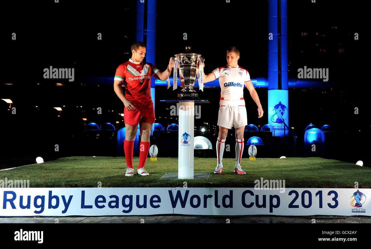 England's Sam Tomkins (rechts) und Wales' Lloyd White mit der Rugby League World Cup während der Rugby League World Cup Launch Veranstaltung 2013 in MediaCityUK, Salford. Stockfoto