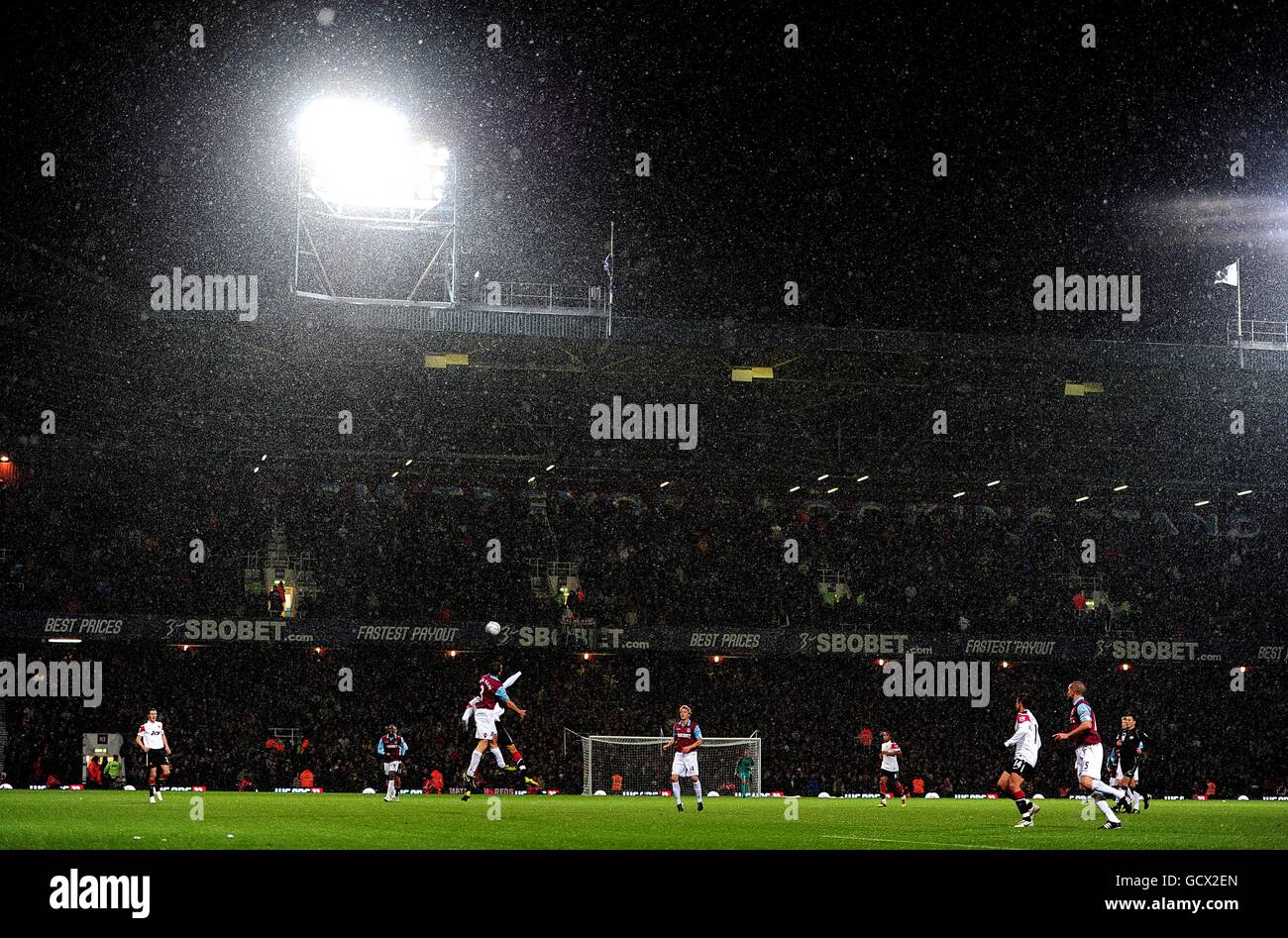 Fußball - Carling Cup - Viertelfinale - West Ham United / Manchester United - Upton Park. Der Schnee fällt während des Spiels im Upton Park Stockfoto