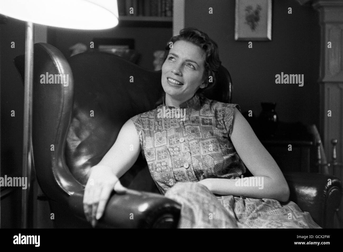 June Carter, 1956 zu Hause fotografiert. Die Lage ist etwas unsicher, aber ist am ehesten Madison Tennessee. Stockfoto