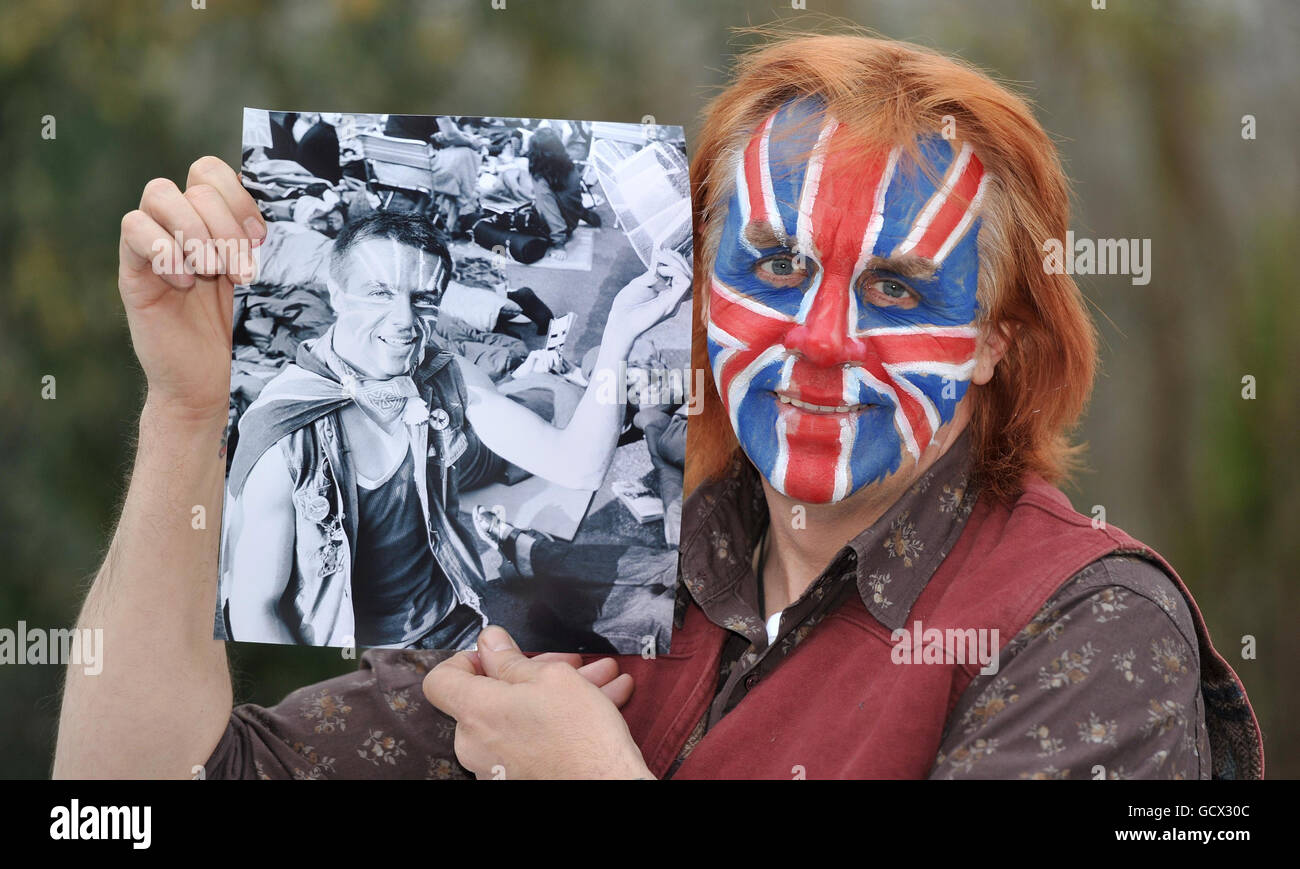 Brian Balmer in seinem Haus in Gin Pit Village, Lancashire, hält ein Bild von sich selbst vor der St Paul's Cathedral in London, wo er sich bis zu 600,000 Wellwishers anschloss, um die Hochzeit des Prinzen von Wales und Lady Diana Spencer zu sehen. Stockfoto