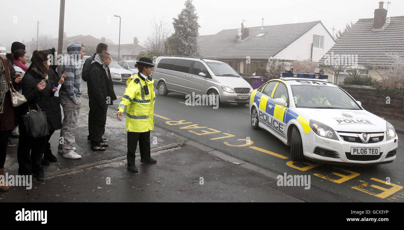 X-Faktor-Teilnehmerin Rebecca Ferguson kommt in ihre alte Schule, Gateacre Community Comprehensive in Liverpool. Stockfoto