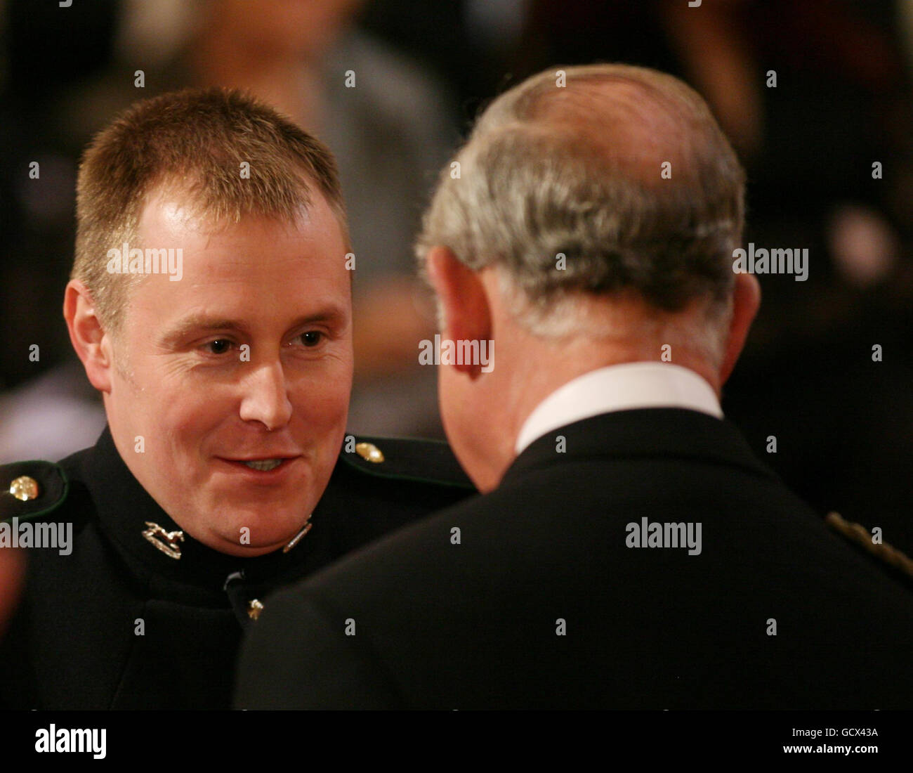 Der Korporal John Hardman vom Yorkshire Regiment erhält die Queen's Gallantry Medal vom Prince of Wales im Buckingham Palace. Stockfoto