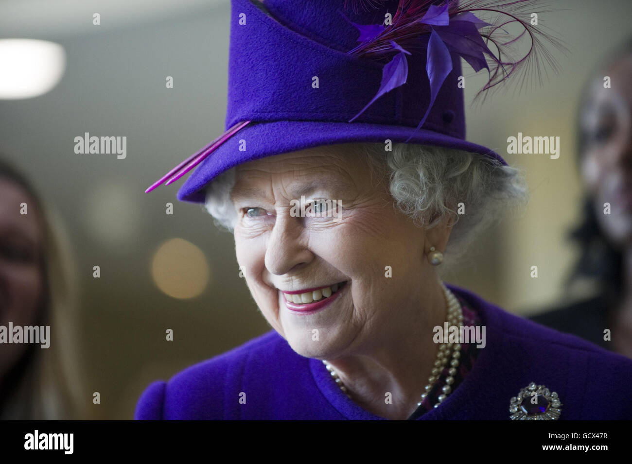 Königin Elizabeth II besucht die St Mary and St Pancras Church of England Primary School in London, wo sie Schüler in den Klassenzimmern traf und den Schülern beim Lesen von Bibelauszügen im Rahmen des "YouTube Bible Project" zuschaute. Stockfoto