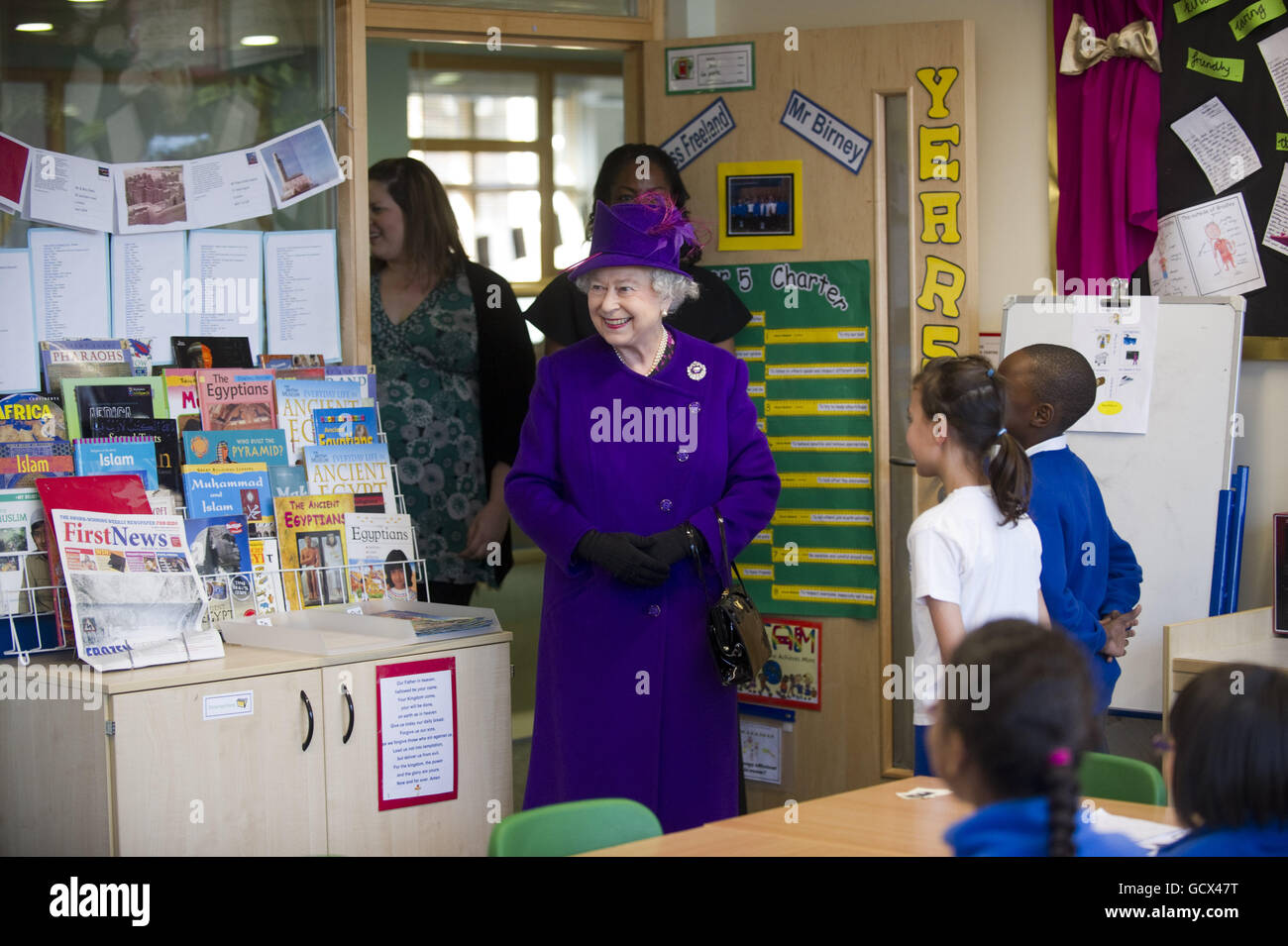 Königin Elizabeth II besucht die St Mary and St Pancras Church of England Primary School in London, wo sie Schüler in den Klassenzimmern traf und den Schülern beim Lesen von Bibelauszügen im Rahmen des "YouTube Bible Project" zuschaute. Stockfoto