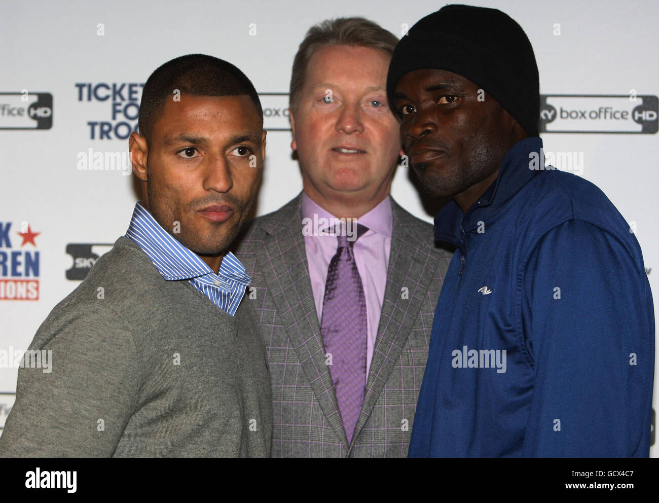 Der Sheffield-Boxer Kell Brook geht mit dem Ghanaer Philip Kotey vor einer WBO Intercontinental World-Weight Championship während des Head to Head im Contemporary Urban Centre, Liverpool, von Kopf zu Kopf. Stockfoto