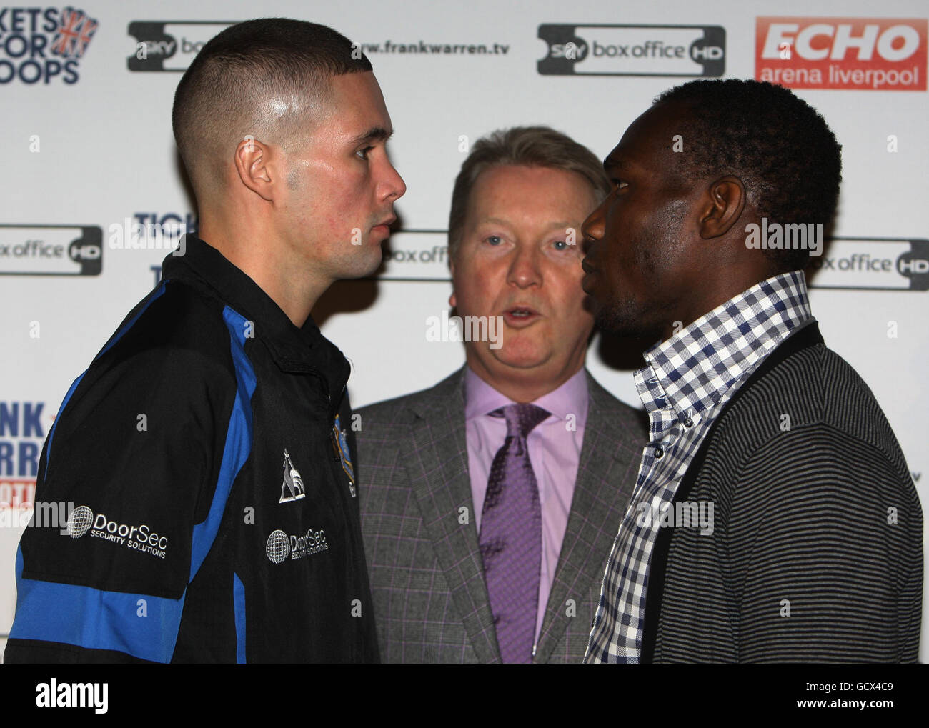 Liverpools Tony Bellew (links) geht Kopf an Kopf mit Ovill McKenzie vor ihrer Light-Heavyweight Championship während des Head to Head im Contemporary Urban Centre in Liverpool. Stockfoto