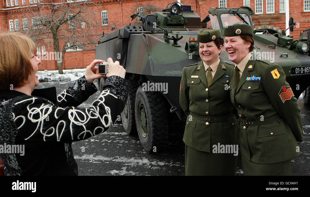 Sergeant Bernadette Kelly und Quarter Master Sergeant Karina Molloy (rechts) haben ihr Foto von einem Freund und ehemaligen Verteidigungsstreitkräfte Sergeant Ursala McCluskey (links) in McKee Barracks in Dublin gemacht, während einer Veranstaltung zu Ehren von 30 Jahren Frauen in der irischen Armee. Stockfoto