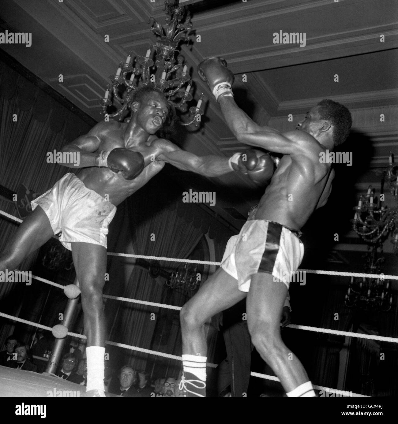 Boxen - BBBofC British Light Middleweight Titel - Maurice Hope / Tony Poole - York Hall, Bethnal Green. Maurice Hope, links, im Einsatz gegen Tony Poole. Stockfoto