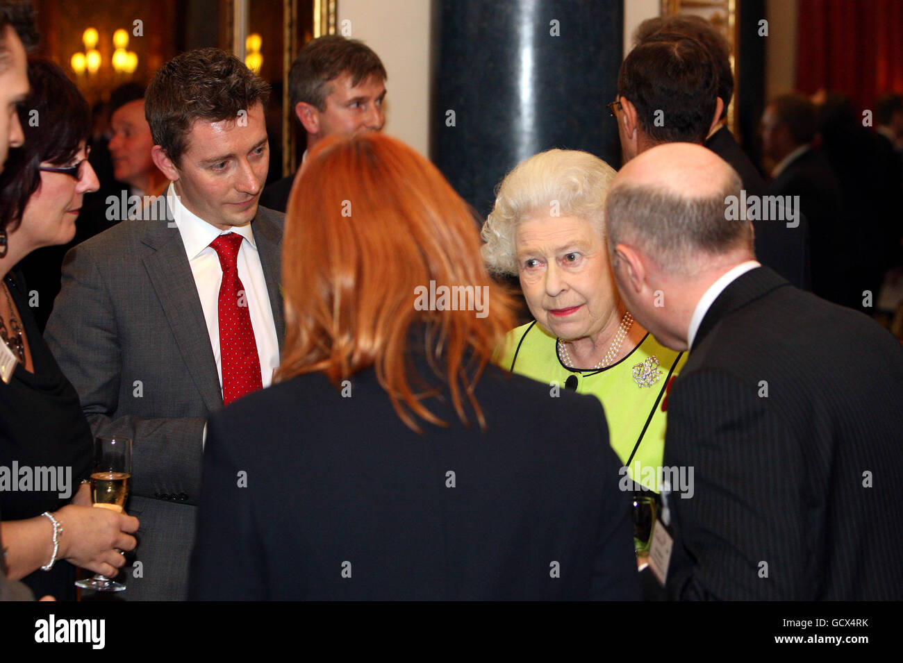 Die britische Königin Elizabeth II. Trifft Gäste beim jährlichen Empfang der Civil Service Awards im Buckingham Palace, London. Stockfoto