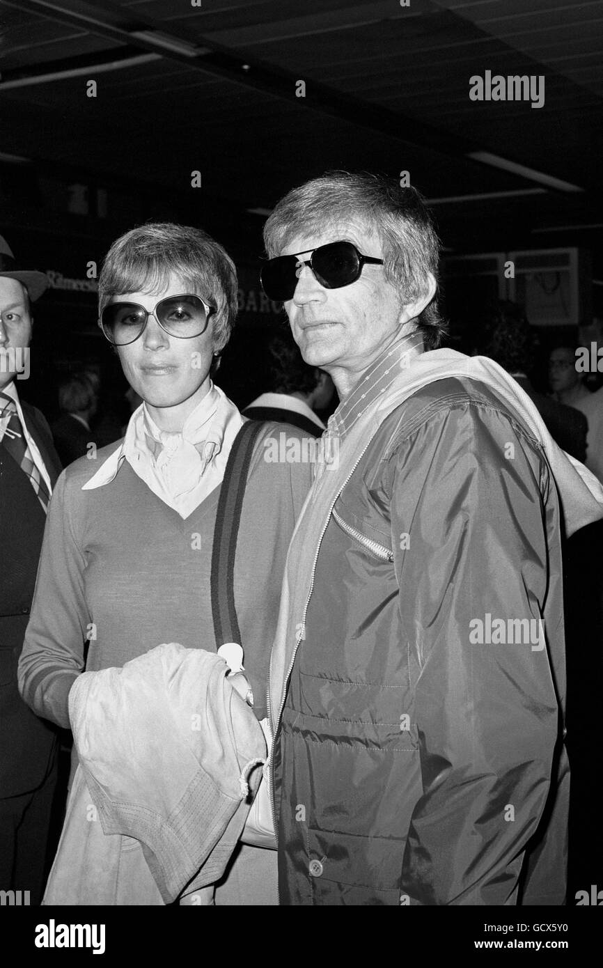 Der amerikanische Filmregisseur und Produzent Blake Edwards und seine Frau, die britische Schauspielerin Julie Andrews am Flughafen Heathrow. Stockfoto