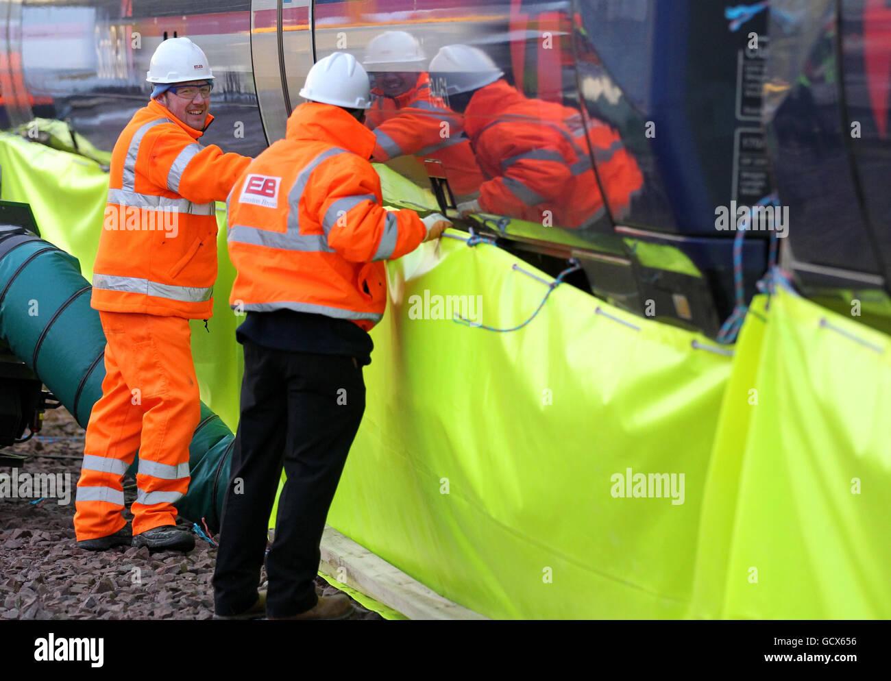 Mitarbeiter von ScotRail passen die Sockelleisten an, da Gasgebläse beim Enteisung des Fahrwerks von Zügen helfen, da der neue schottische Verkehrsminister Keith Brown "Kill Frost" verwendet, ein Enteiserspray, das das Entfernen von Eis aus dem Fahrgestell eines Zuges während eines Besuchs im Eastfield-Depot von ScotRail in verhindert und erleichtert Glasgow. Stockfoto