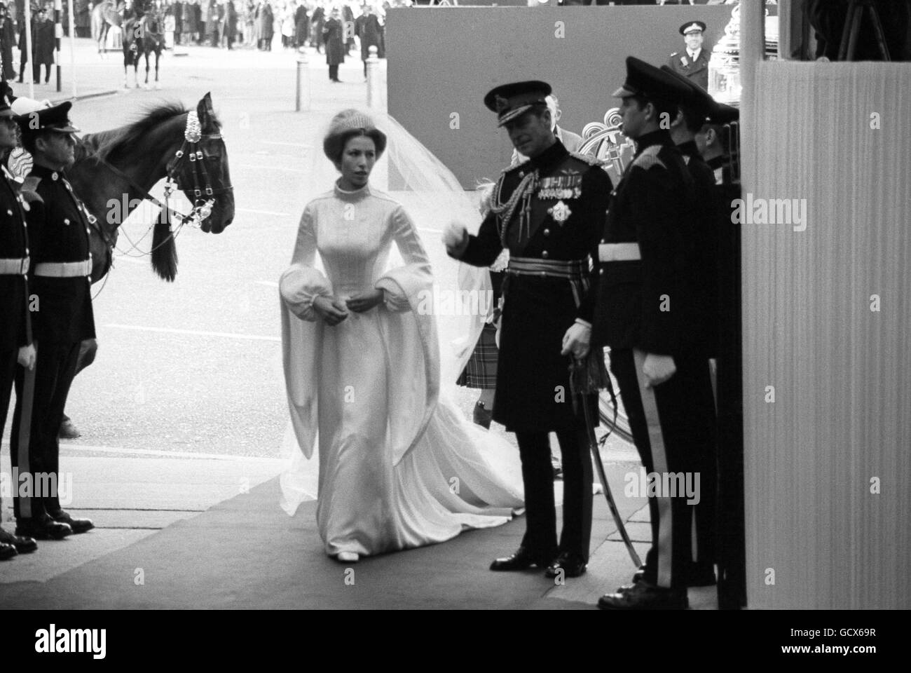 Prinzessin Anne folgte dem Glass Coach von Prinz Philip, als sie in Westminster Abbey für ihre Hochzeit mit Kapitän Mark Phillips ankommt. Stockfoto