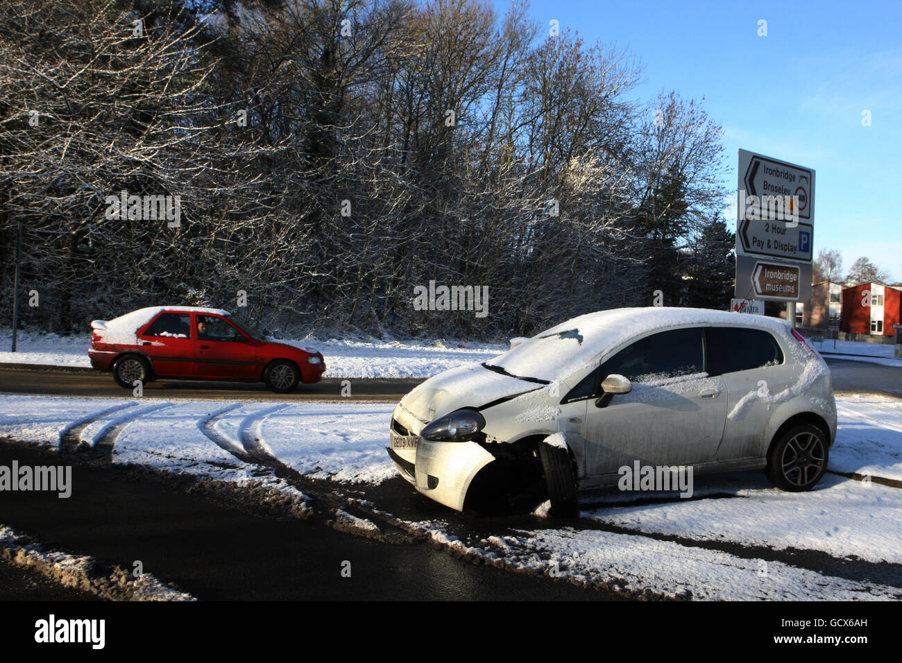 Ein Auto, das im Schnee auf dem Parkway in der Nähe von Ironbridge, Telford, Shropshire verlassen wurde, da Wettermänner vorhersagten, dass schwere Schneestürme fast jeden Teil Großbritanniens über das Wochenende schlagen würden. Stockfoto