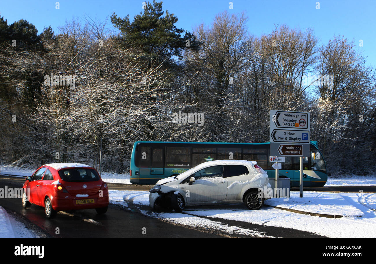 Ein Auto, das im Schnee auf dem Parkway in der Nähe von Ironbridge, Telford, Shropshire verlassen wurde, da Wettermänner vorhersagten, dass schwere Schneestürme fast jeden Teil Großbritanniens über das Wochenende schlagen würden. Stockfoto