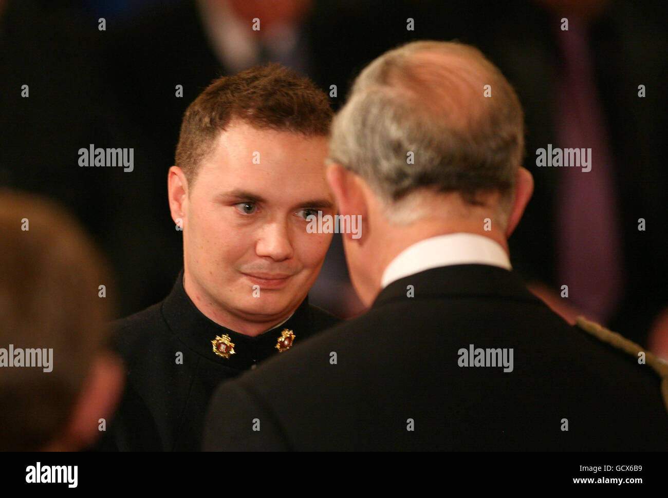 Der Korporal Robert Nealey, das Royal Logistic Corps, erhält die Queen's Gallantry Medal vom Prince of Wales während einer Investiturzeremonie im Buckingham Palace, London. Stockfoto