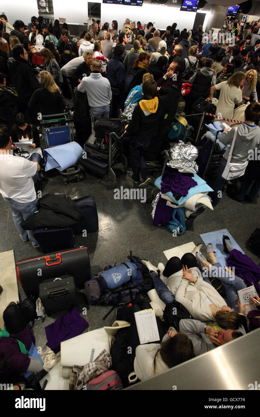 Passagiere warten im Abflugbereich von Terminal 3 am Flughafen Heathrow, da das Reisesaos aufgrund des widrigen Wetters weiter anhält. Stockfoto