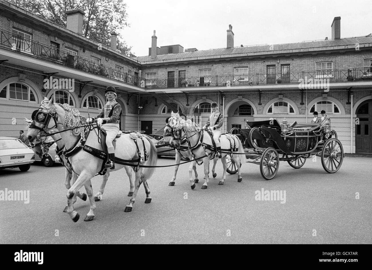 Die 1902 State Landau, mit Pferden angepfercht, bewegt sich um die Royal Mews am Buckingham Palace. Stockfoto