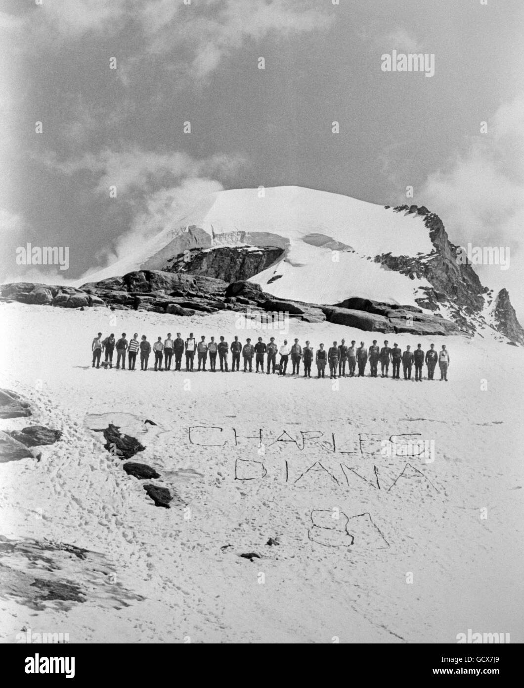 Britische Soldaten machen eine Pause von den Bergsteigerübungen auf dem Mont Blanc-Massiv in den italienischen Alpen, um der Hochzeit des Jahres mit einer Botschaft im Schnee Tribut zu zollen. Stockfoto