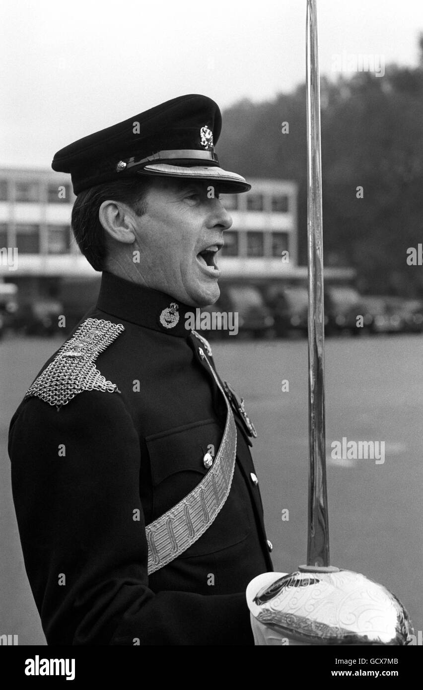 Der Kommandant der Wache, Captain Derek Kenny Pringle, aus Edinburgh, probt in den Chelsea Barracks mit der Wache of Honor for the Royal Wedding. Die Wachen sind von Kapitän Mark Phillips eigenem Regiment. Stockfoto