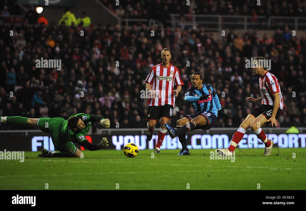 Sunderland-Torhüter Craig Gordon (links) spart einen Schuss auf das Tor Von Blackpool's Dudley Campbell (Mitte rechts) Stockfoto